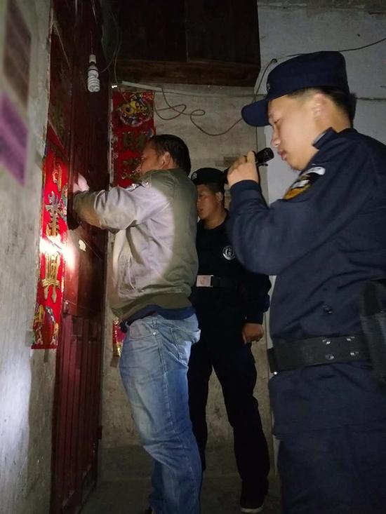 玉树粗心妈妈误将幼女锁家中 民警全城寻开锁师傅开门